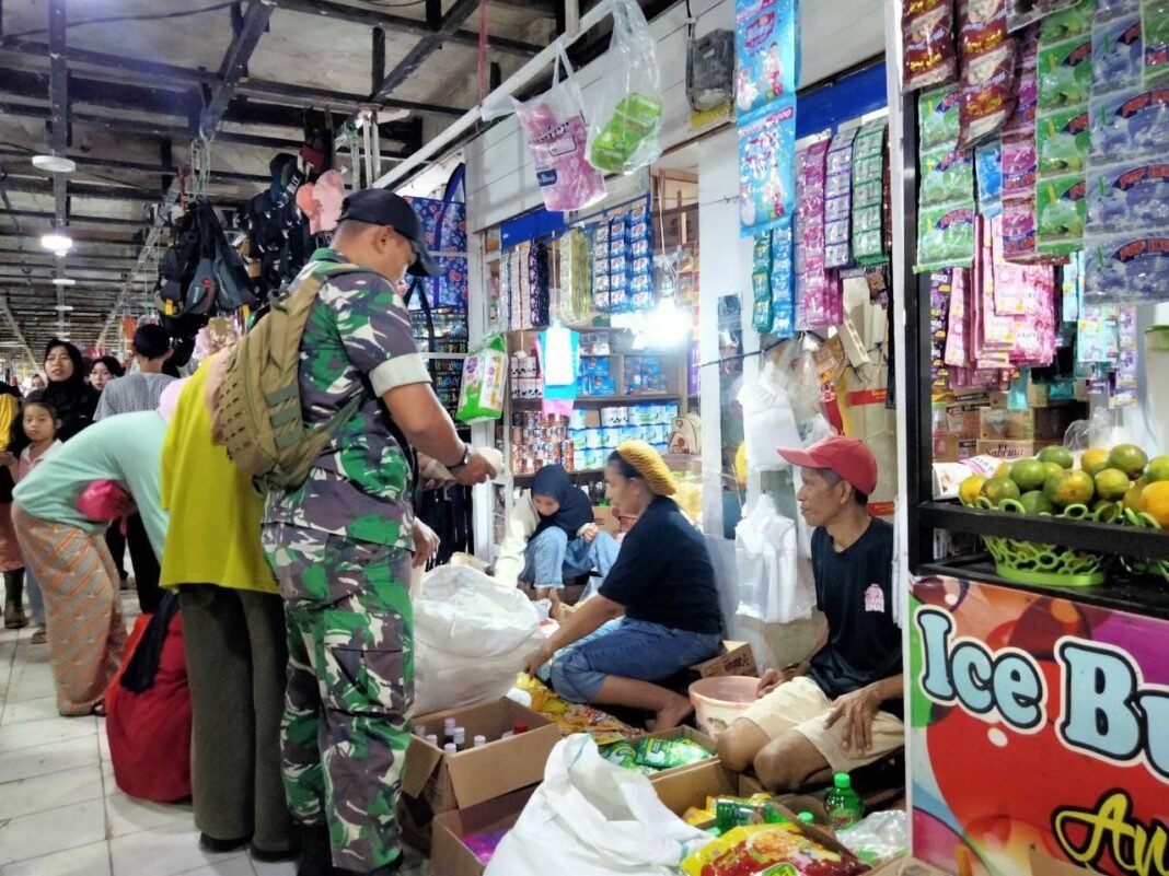 Babinsa Dari Koramil Dua Pitue Awasi Stabilitas Harga Pangan Menjelang Idul Fitri