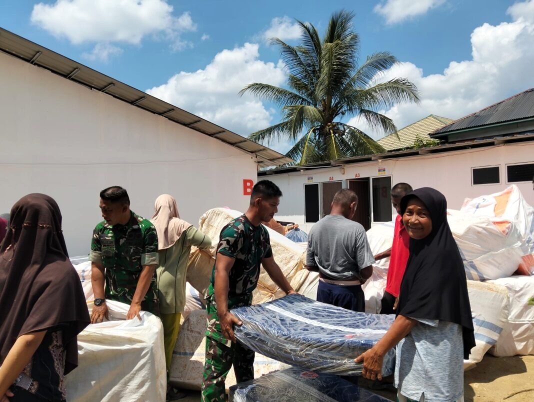 Penyaluran Bantuan Kasur dari BNPB di Huntara Langkahan Dampingan TNI