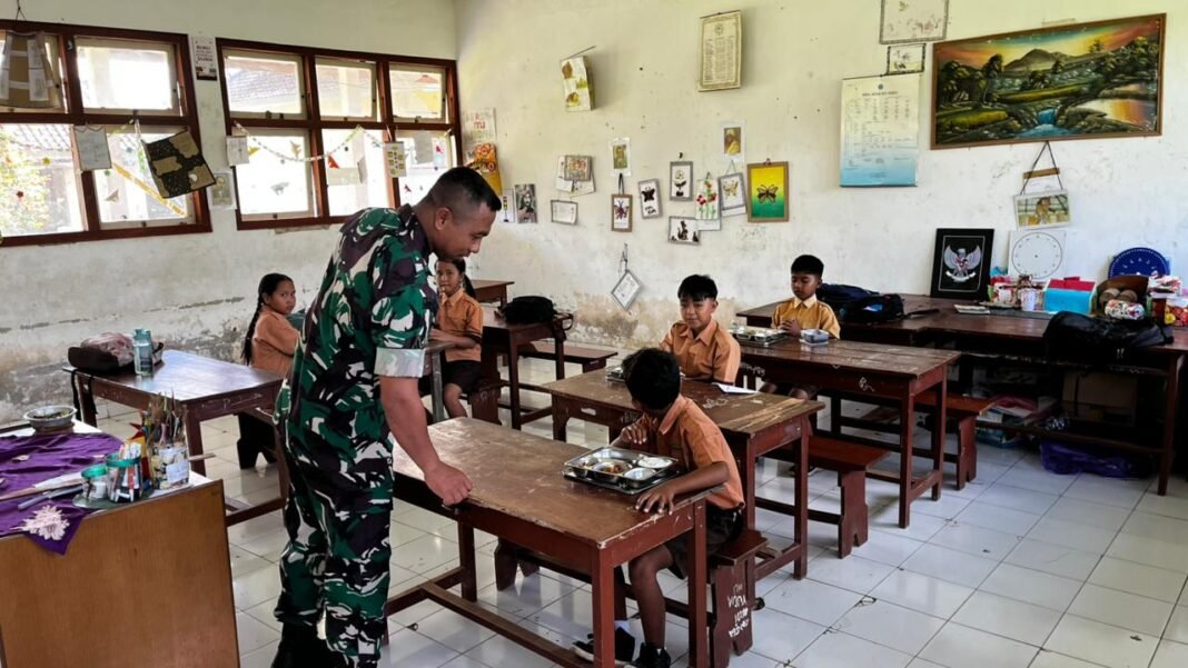 Babinsa Undisan Amankan Pendistribusian Makan Bergizi Gratis di Sekolah