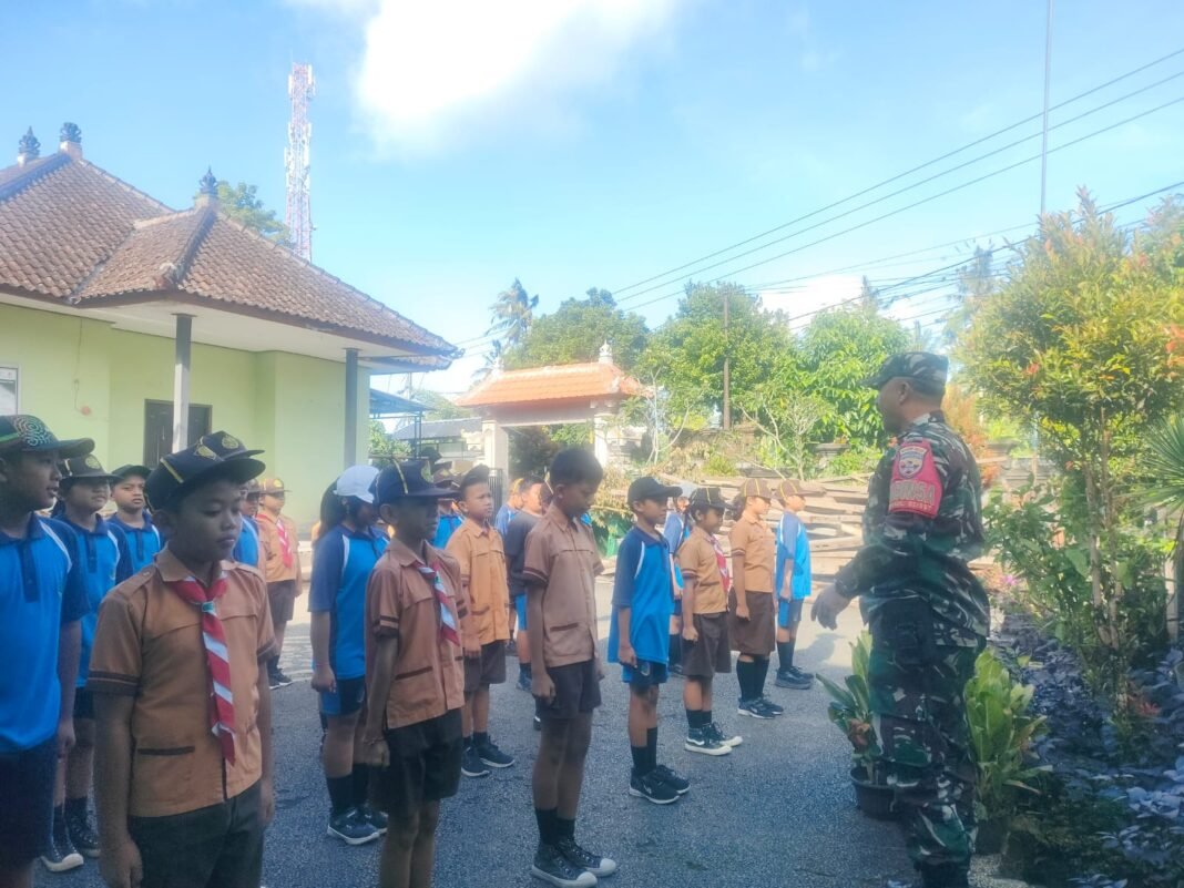Babinsa Desa Tiga Ajar Peraturan Baris Berbaris kepada Siswa SDN 1 Tiga