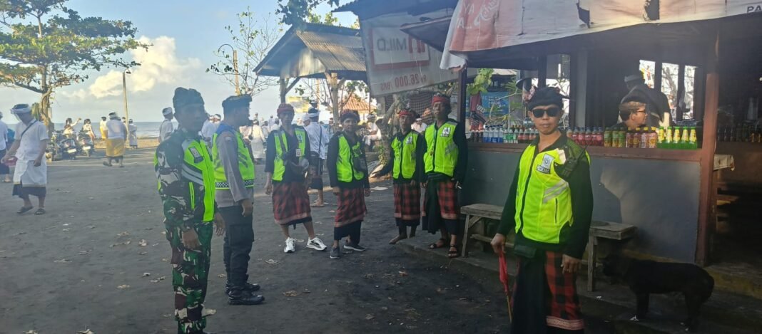 Babinsa Bajera Utara Amankan Upacara Melasti di Pantai Soka, 300 Warga Ikuti Prosesi Suci Jelang Nyepi
