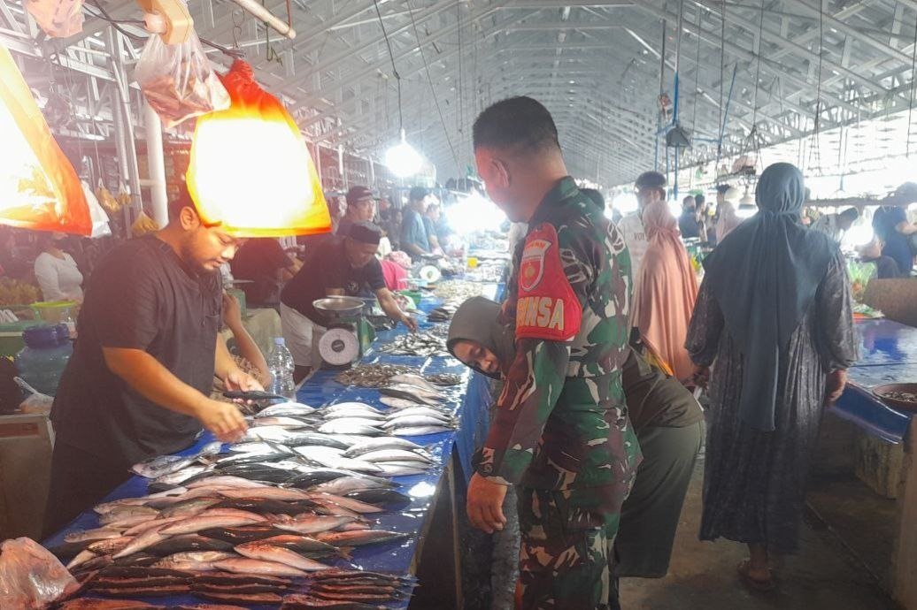 Babinsa Koramil 1420-04 Pastikan Stok Pangan Stabil di Pasar Lawawoi