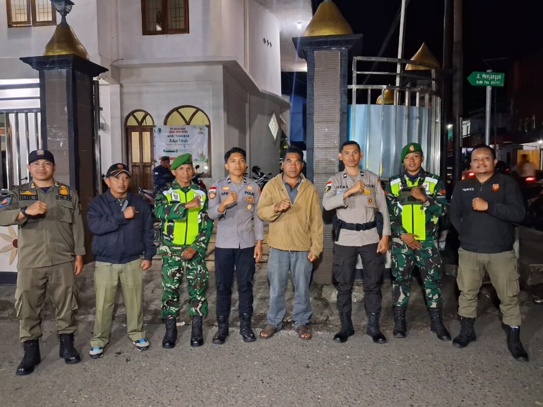 Pengamanan Sholat Tarawih oleh Babinsa Koramil 1612-01/Ruteng Ciptakan Kenyamanan Jamaah