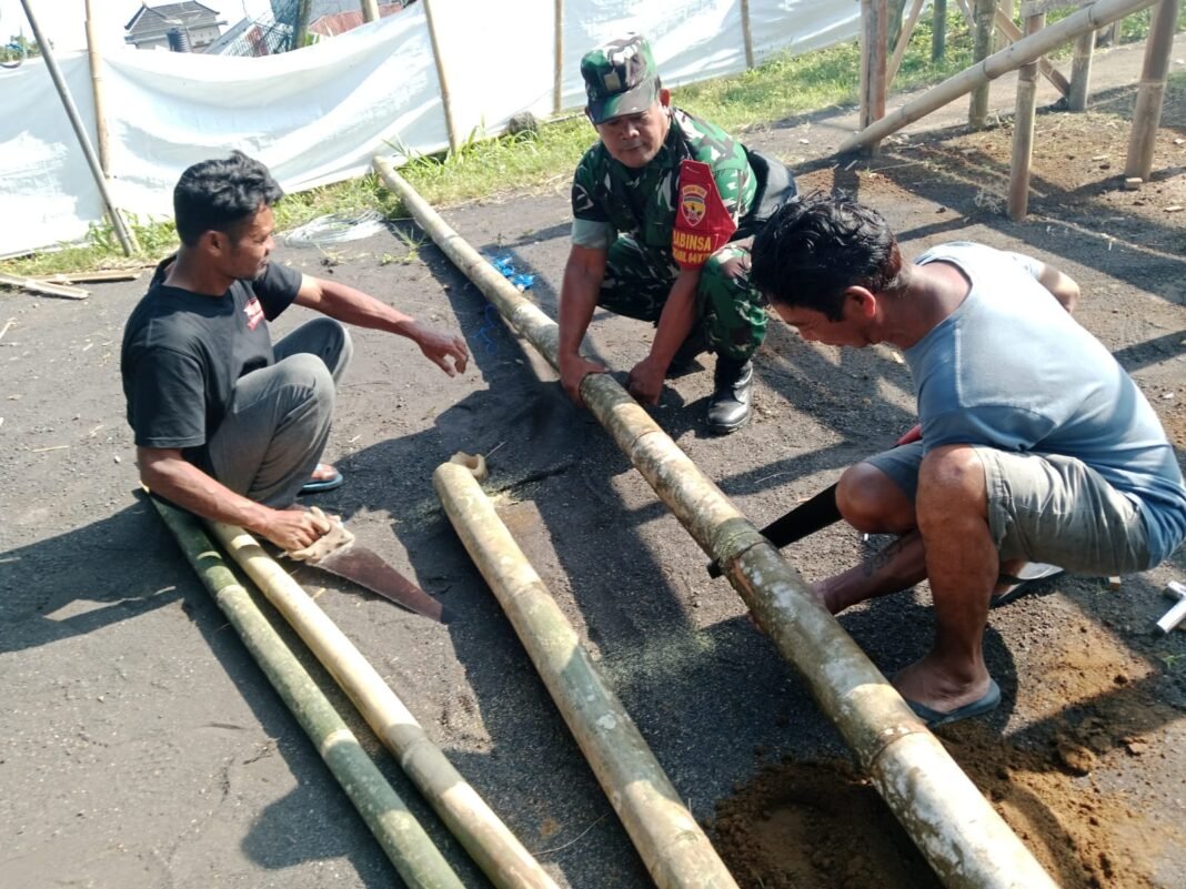 Babinsa dan Bhabinkamtibmas Bersinergi Bersihkan Lingkungan Desa Satra