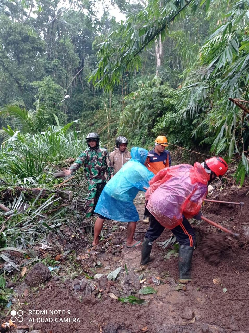 TNI Bersama Masyarakat Tangani Longsor di Desa Timuhun