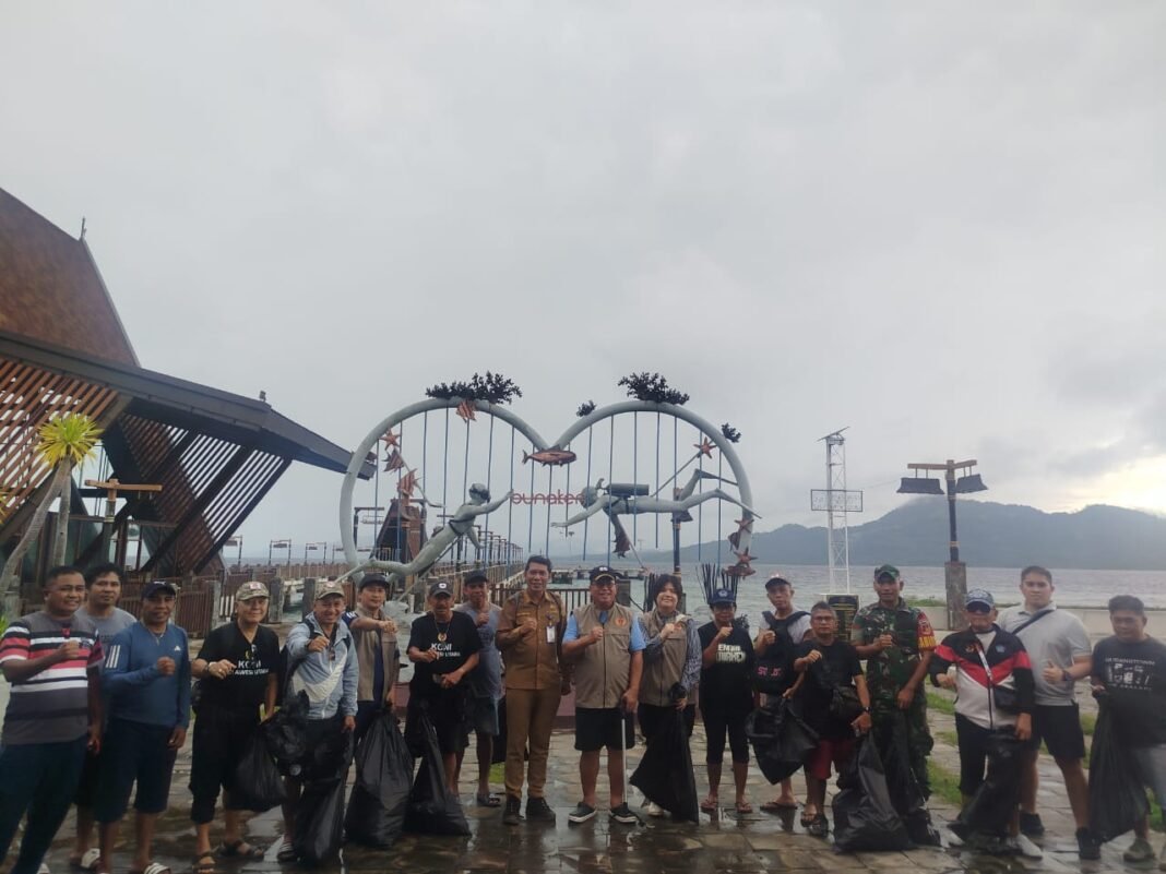 Babinsa Koramil 1309-01/STB Bersama Ketua KONI dan Masyarakat Gelar Aksi Bersih Pantai di Pulau Bunaken