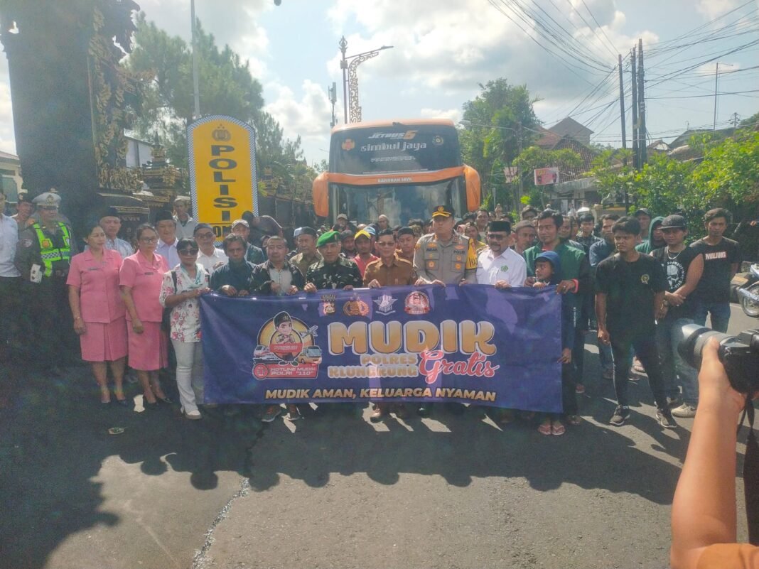 Bupati Klungkung Bersama Kapolres dan Danramil Lepas Rombongan Mudik Gratis