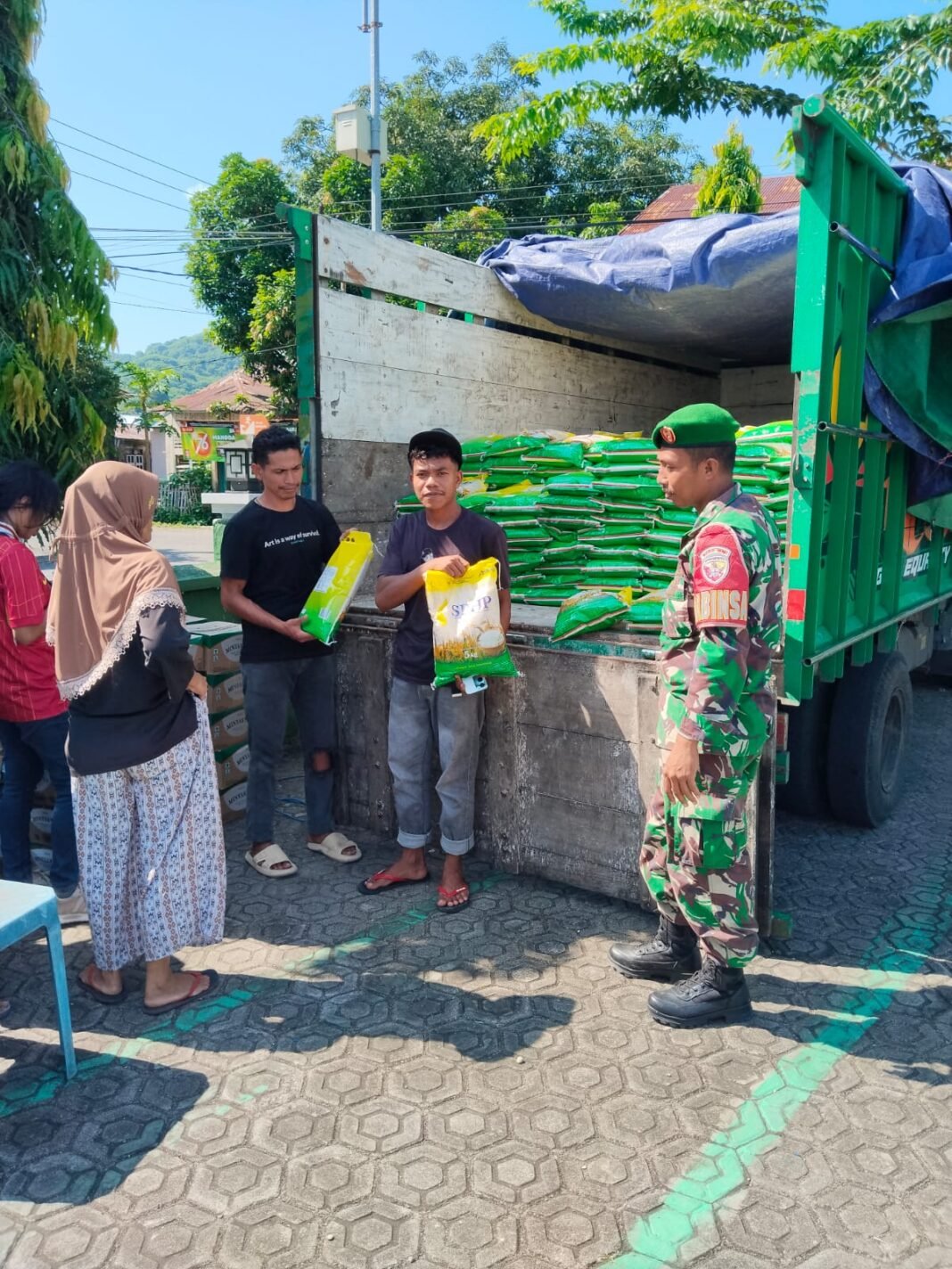 Pasar Murah Babinsa Koramil 1612-02/Reok: Solusi Ekonomis bagi Warga Reo