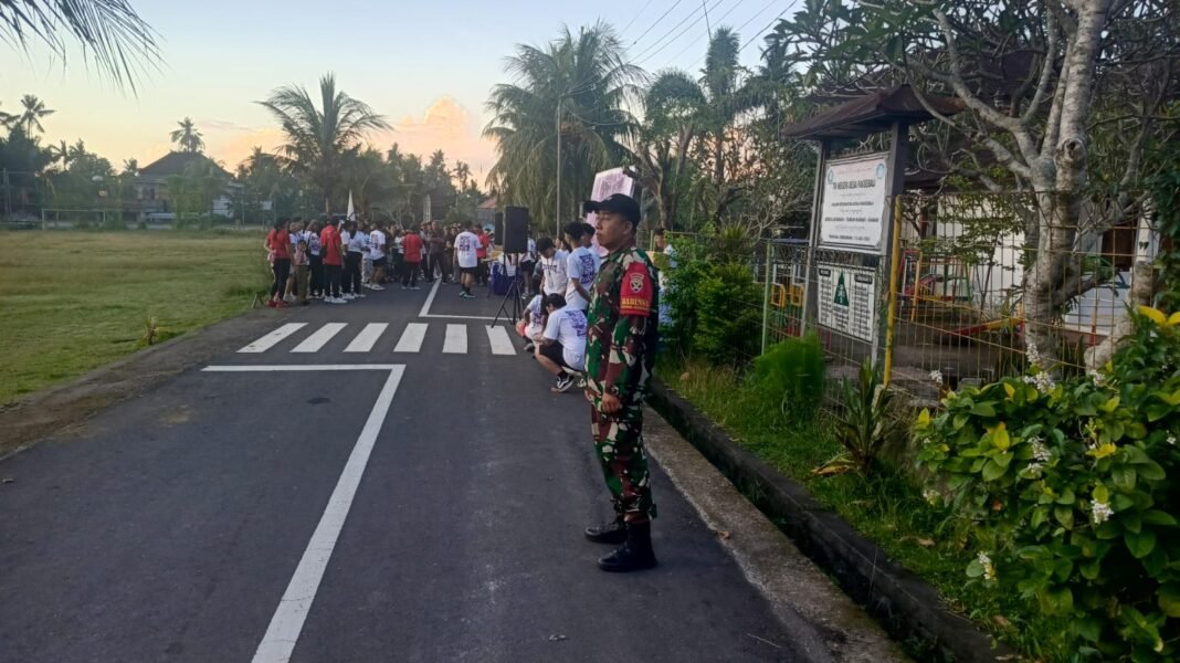 Meriahkan HUT Ke-41 STT Eka Panji, Babinsa dan Bhabinkamtibmas Amankan Jalan Santai