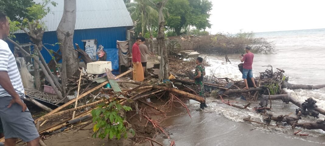 Babinsa Koramil 1612-04/Elar Tanggap Bantu Warga Bersihkan Dampak Banjir Rob di Manggarai Timur