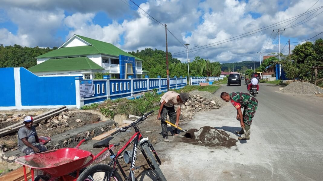 Sertu Jabar Abdul Faruk Pimpin Kegiatan Karya Bakti Saluran Air di Desa Nurweda