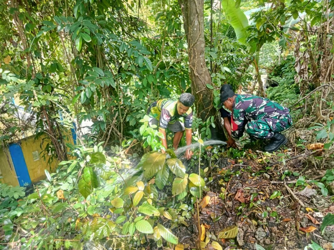 Babinsa Terjun Dalam Pemasangan Pipa Air Bersih di Halmahera Tengah