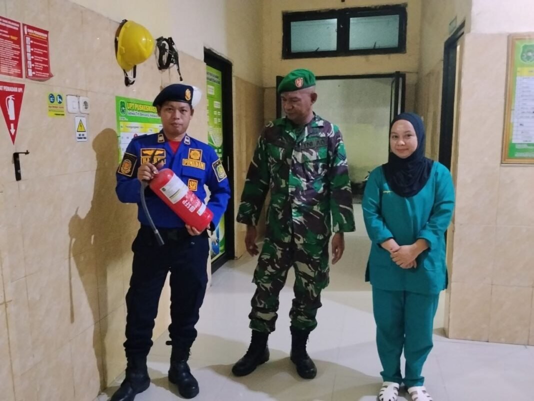 Kolaborasi Babinsa dan Damkar Gelar Patroli Keamanan di Uluale