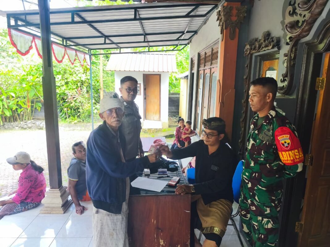 Pengawalan Babinsa Pastikan Penyaluran BLT DD di Desa Sakti Berlangsung Lancar