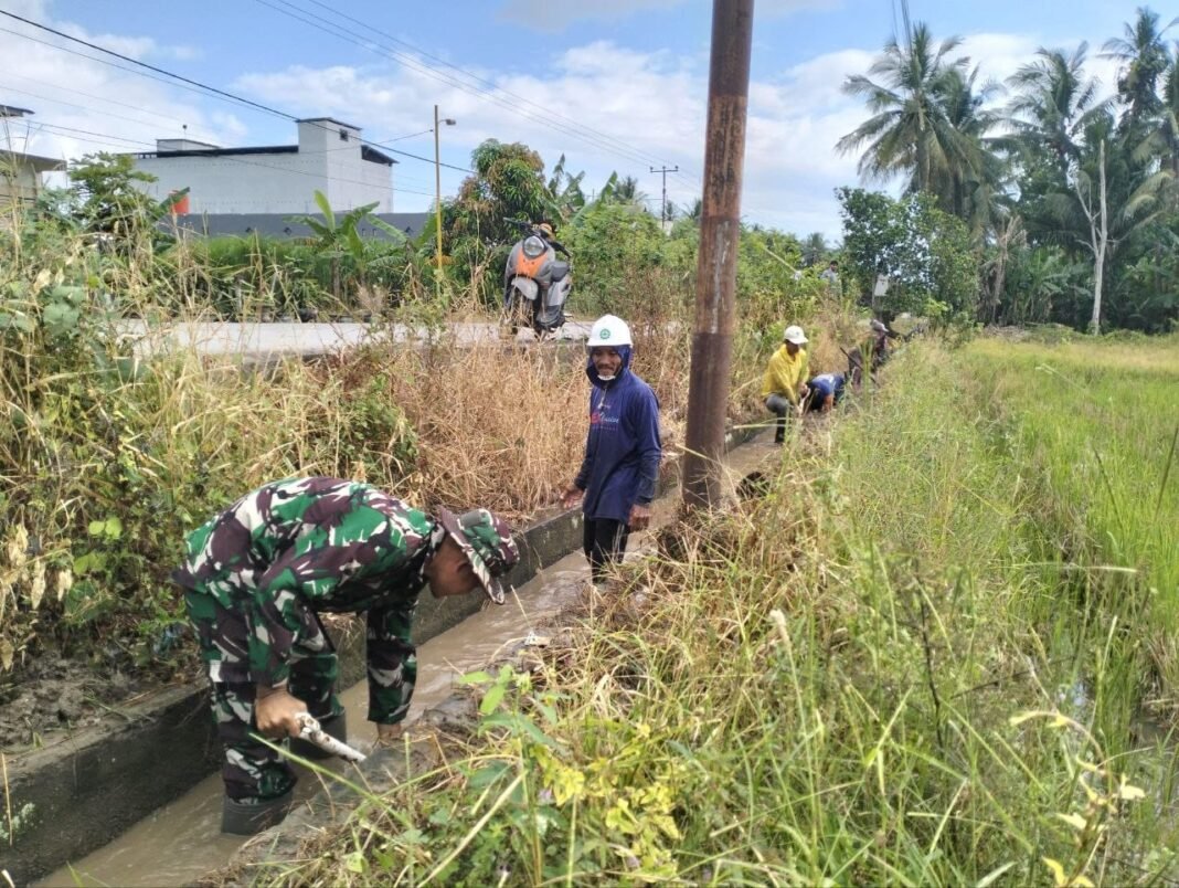 Kolaborasi Babinsa dan Warga Padangloang Alau Bersihkan Saluran Irigasi untuk Pertanian
