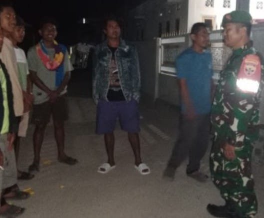 Tingkatkan Keamanan Desa, Babinsa Rasabou Gelar Patroli Malam