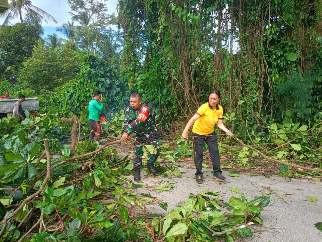 Babinsa Getakan Bersinergi dengan Petugas dalam Gotong Royong Pemangkasan Ranting Pohon
