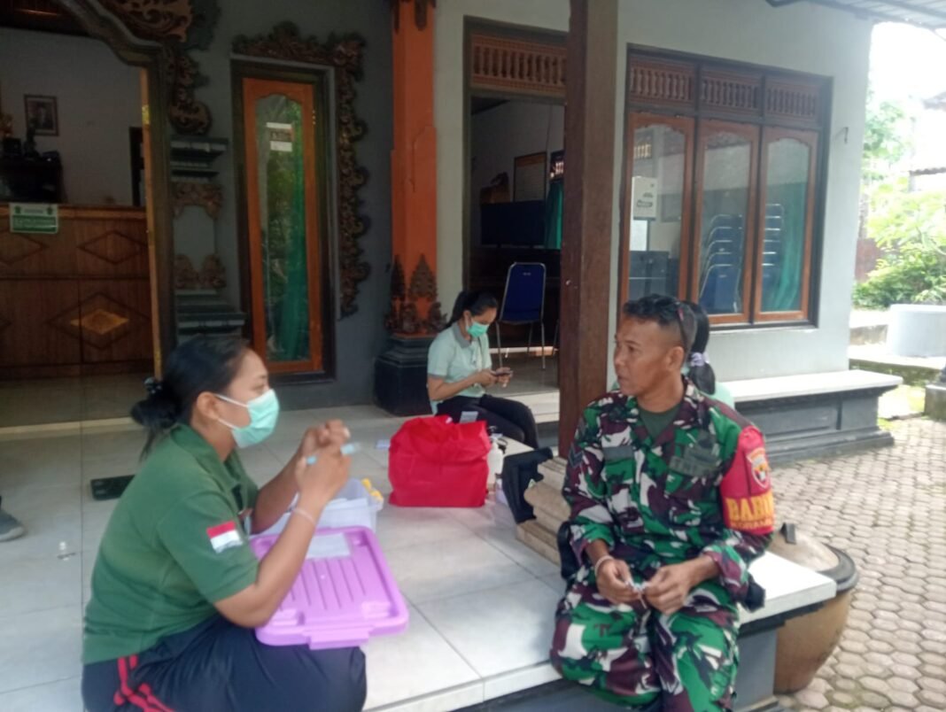 TNI Bersama Puskesmas Gelar Cek Kesehatan Gratis di Nusa Penida