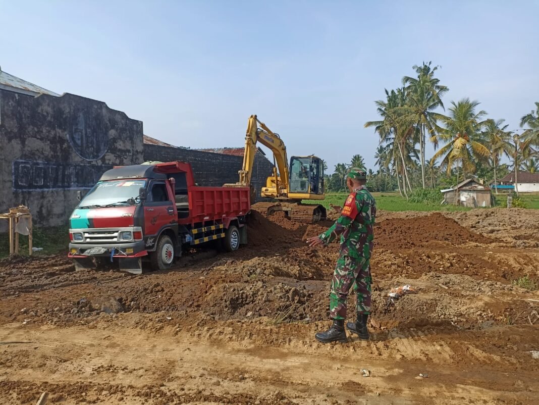 Babinsa Desa Bangbang Awasi Awal Pematangan Lahan KDKMP