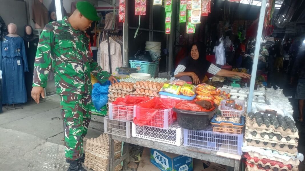 Babinsa Koramil 1420-03/Maritengngae Awasi Harga Sembako di Pasar Sentral Pangkajene