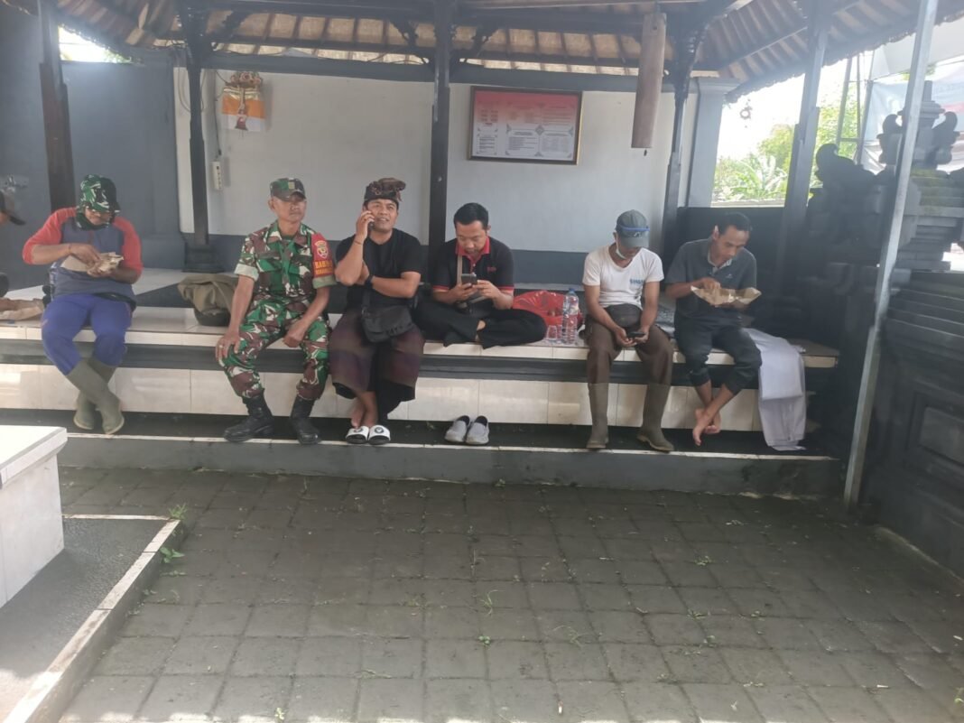 Babinsa Abuan Giat Komsos Demi Keamanan dan Kenyamanan di Banjar Serokadan