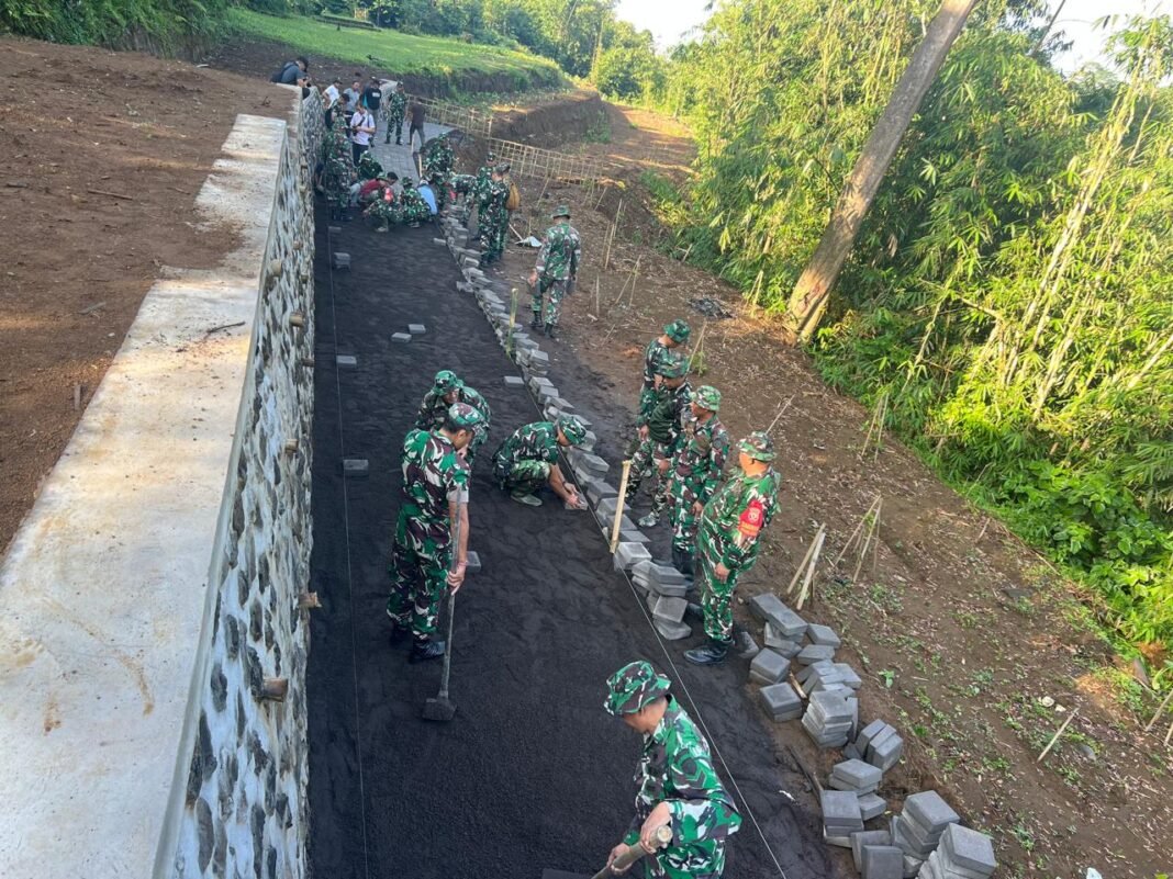 Korem 163/Wira Satya Gelar Karya Bhakti untuk Pembangunan dan Pelestarian Budaya di Desa Kayubihi