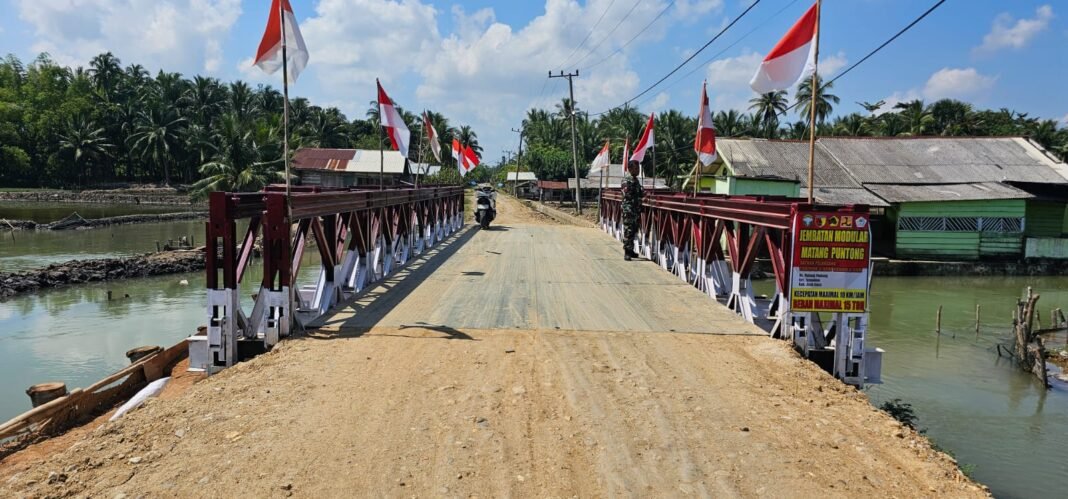 Babinsa Lakukan Patroli Rutin di Jembatan Bailey untuk Keamanan Akses Warga Seunuddon