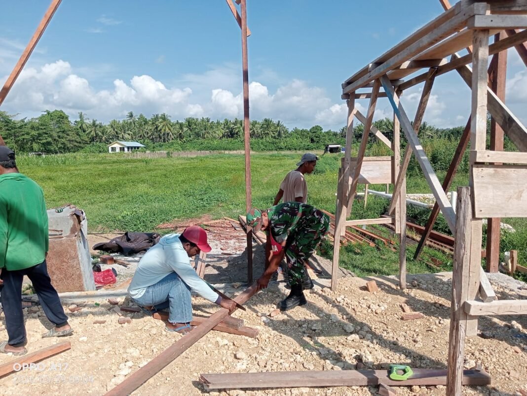 Kegiatan Karya Bakti Babinsa Koramil 1512-01/Weda Mendorong Semangat Gotong Royong Masyarakat