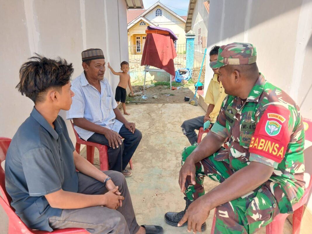 Keakraban Terjalin, Babinsa Koramil 13/Baktiya Lakukan Komsos di Huntara Meunasah Alue Ie Puteh