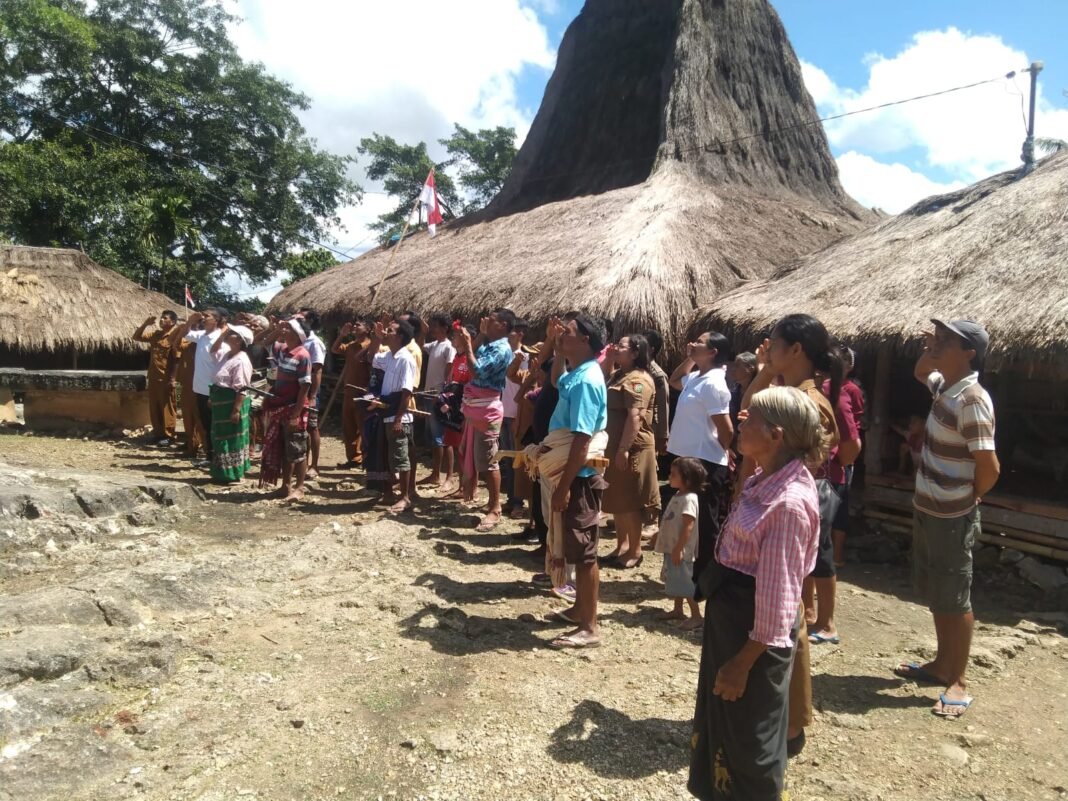 Bersama Warga, Babinsa Kibarkan Bendera Merah Putih dan Semangat Cinta Tanah Air