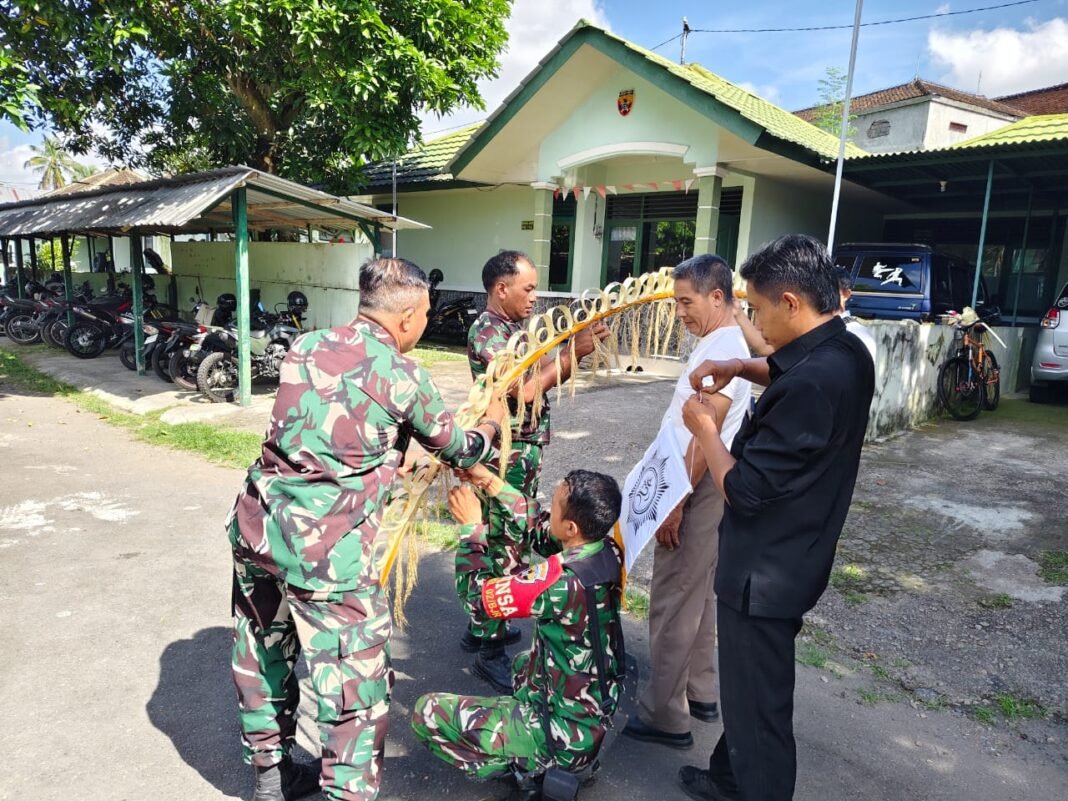 Kebersamaan Personel Kodim Klungkung dalam Persiapan Piodalan di Pura Satya Mahottama