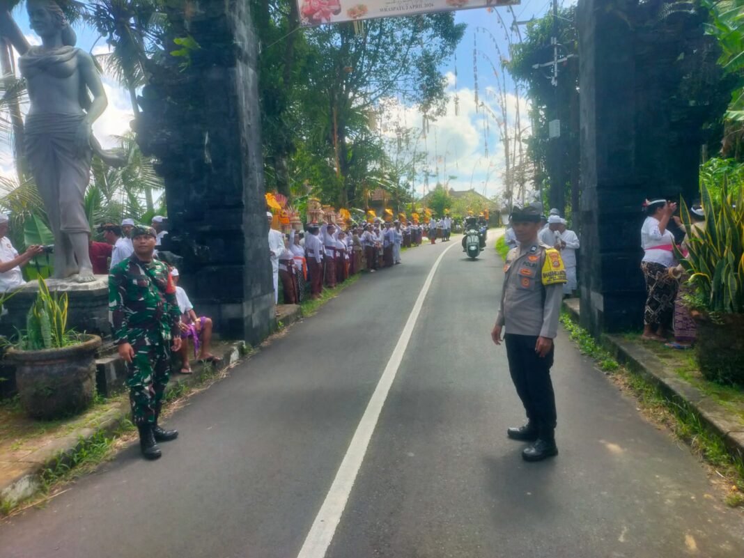 Pengawalan Ketat Upacara Keagamaan oleh Babinsa Timuhun