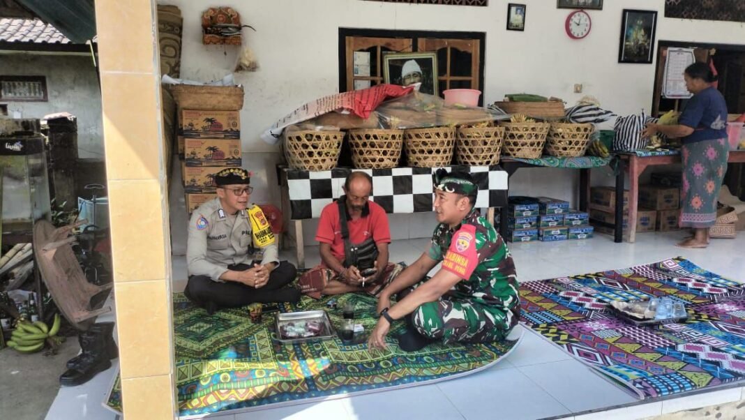 Empati Babinsa Bunutin dalam Melayat Ayah Kelian Banjar Adat Selati