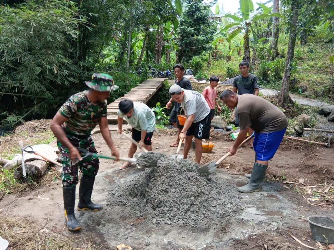 Danramil 1309/04 PTM Bersama Warga dan Pemerintah Desa Lota Laksanakan Peletakan Batu Pertama Jembatan Garuda