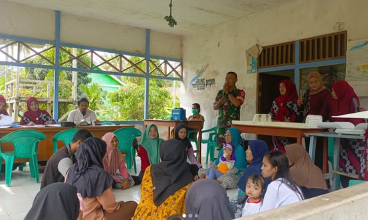 Peran Aktif Babinsa Koramil 1201-01/Jungkat dalam Posyandu untuk Kesehatan Balita