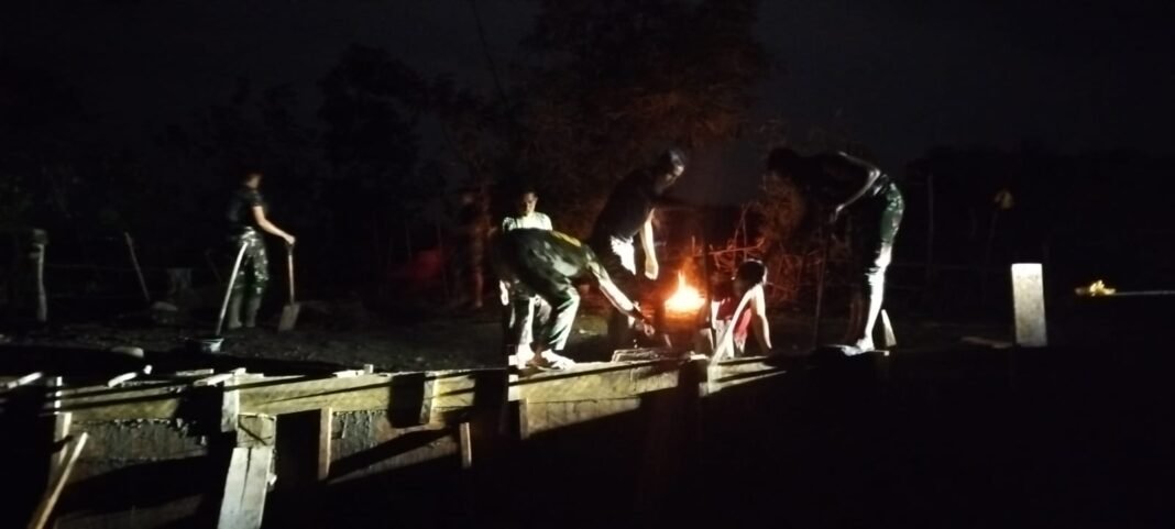 Prajurit dan Warga Bersatu di Bawah Langit Malam