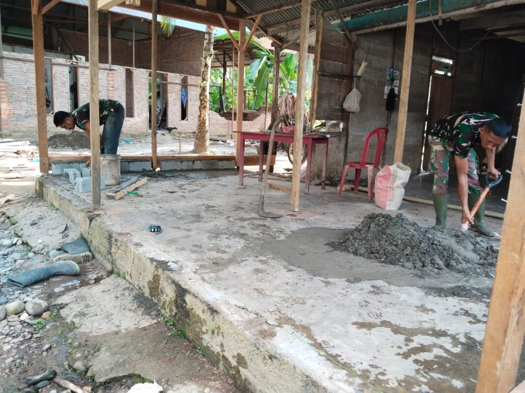 Prajurit TMMD Ke-127 Kodim 0105/Abar Bangun Rumah Layak Huni