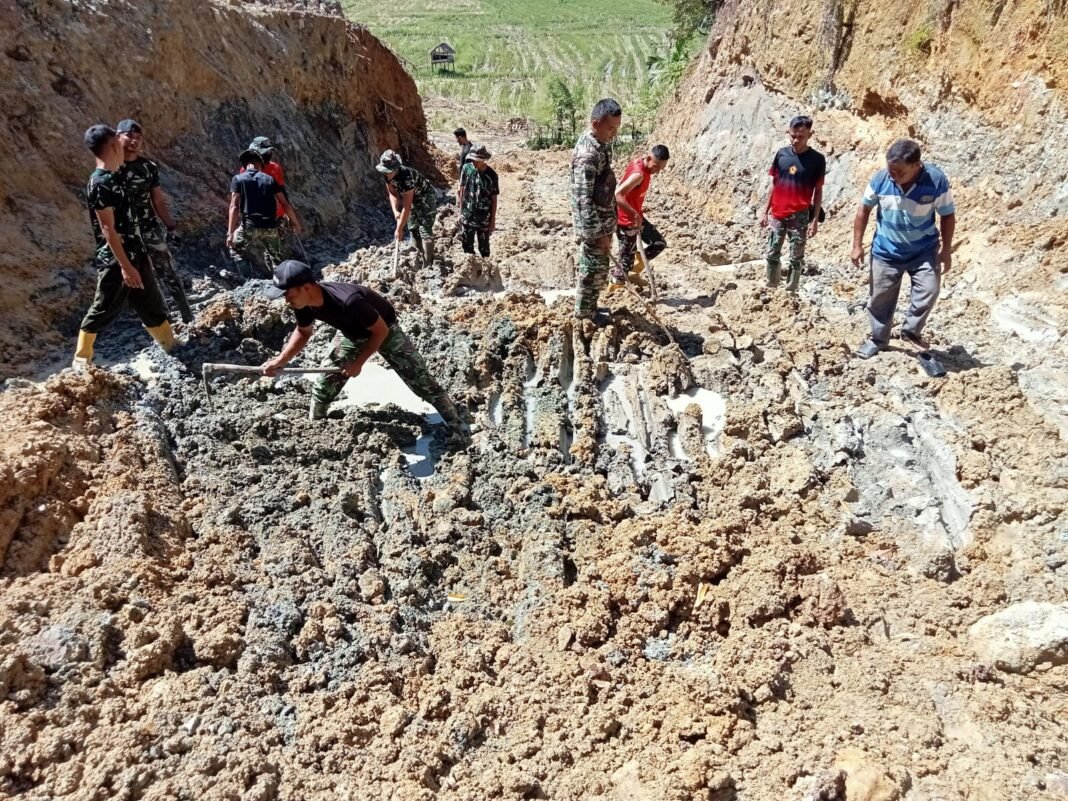 Satgas TMMD Buka Jalur Air Manual Demi Selamatkan Akses Warga