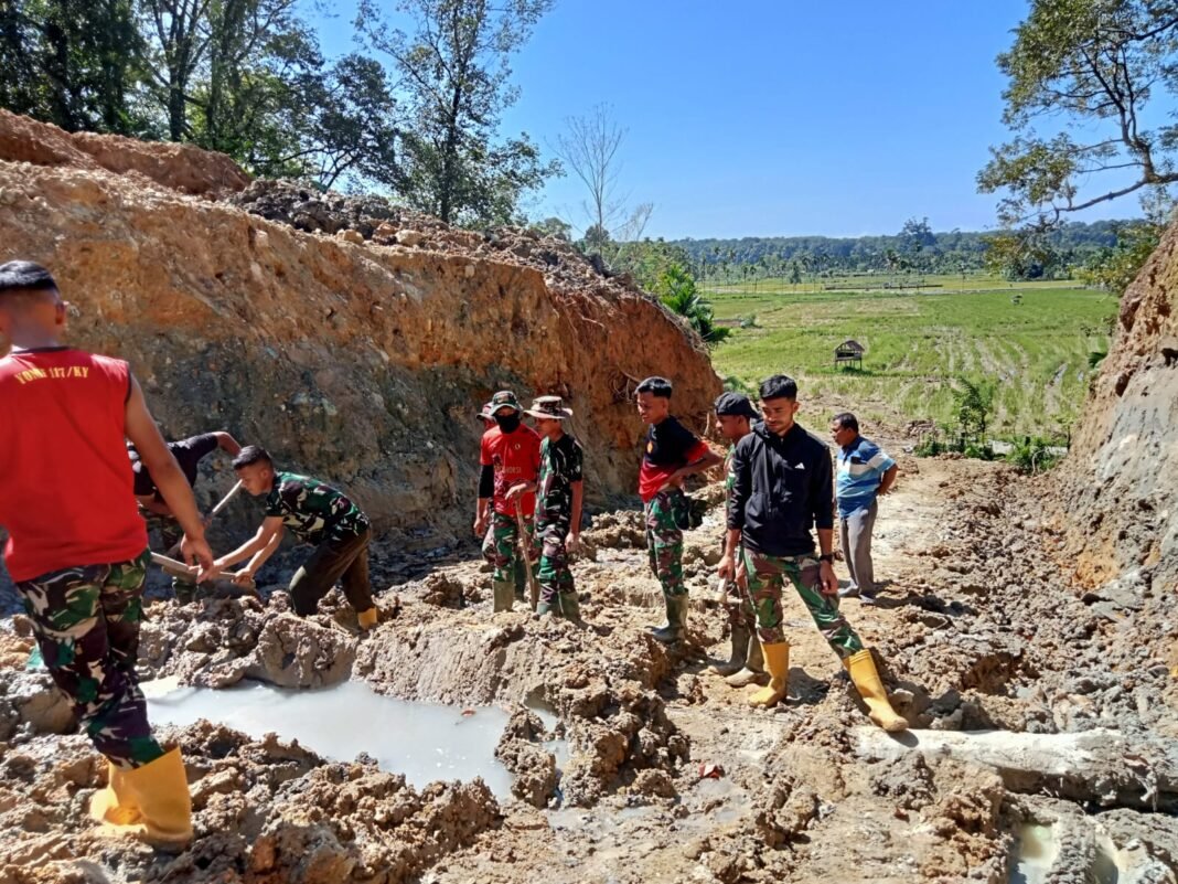 Dengan Cara Sederhana, Satgas TMMD Cegah Jalan Jadi Kubangan
