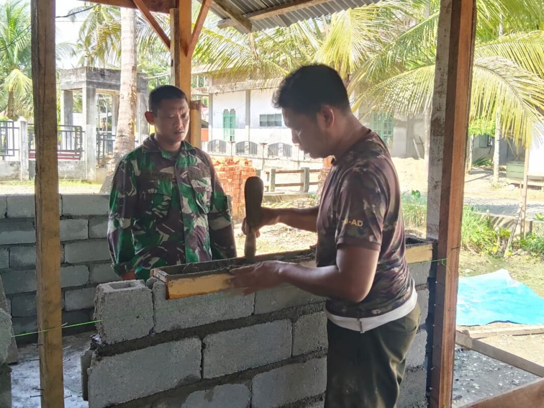 Prajurit dan Rakyat Bersatu Bangun Rumah Nenek Kisah