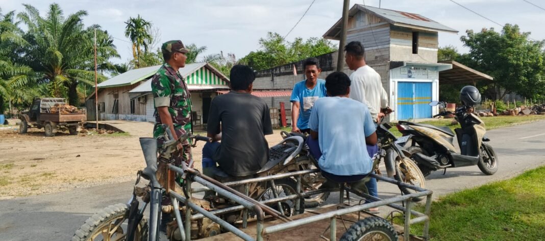 Komsos Ramadhan, Babinsa Setia Bakti Ajak Warga Perkuat Kebersamaan