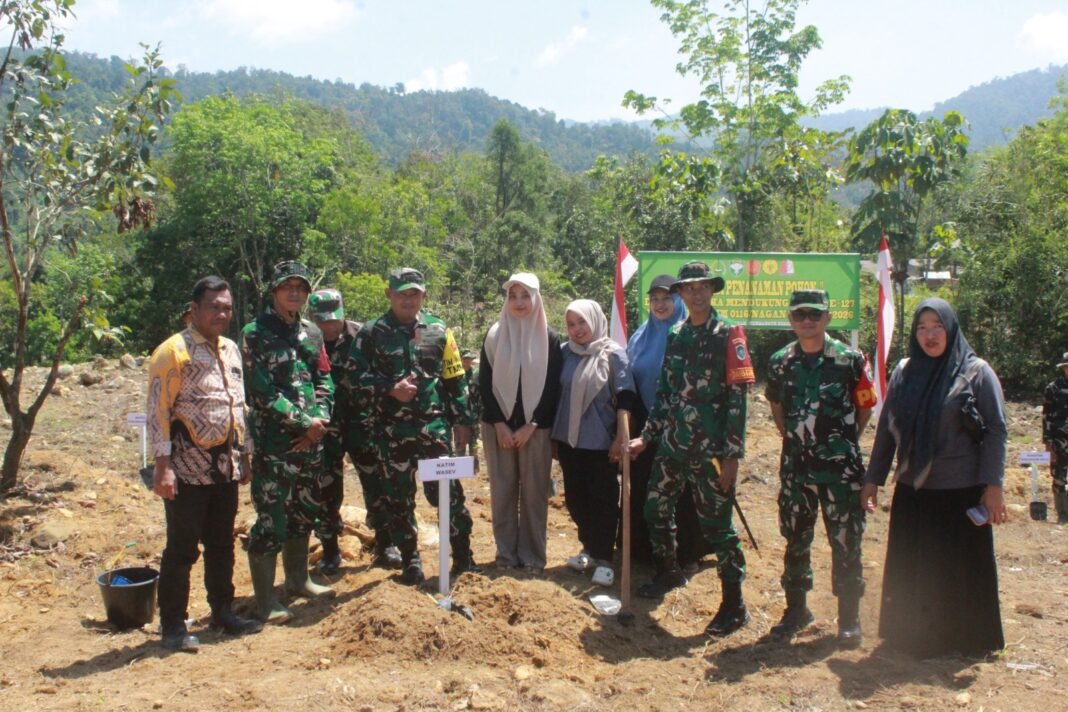 Prajurit dan Warga Bersatu Hijaukan Desa