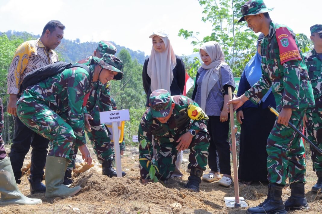 Aksi Penghijauan Satgas TMMD Bersama Warga