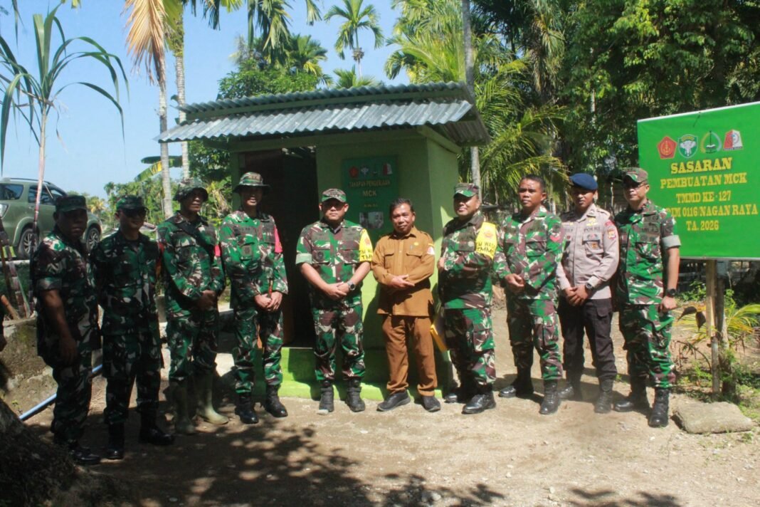 Terik Ramadhan Tak Surutkan Langkah Satgas TMMD Saat Tim Wasev Tinjau Pembangunan MCK