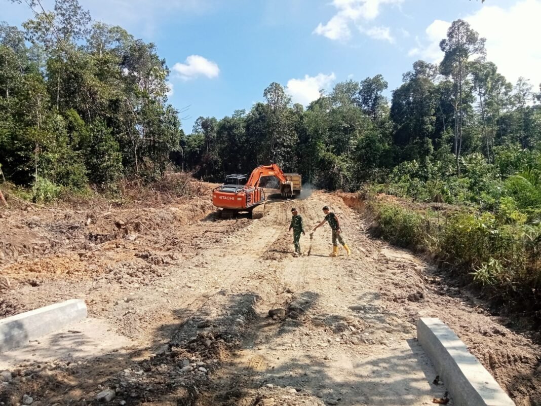Cuaca Berubah, Semangat Satgas TMMD Tetap Menyala