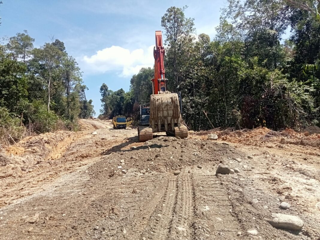 Prajurit dan Alat Berat Berpacu dengan Waktu