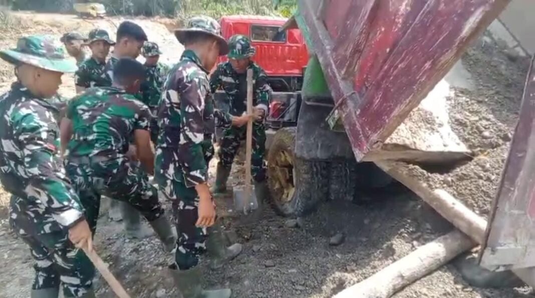 Jalan TMMD Ujong Blang Dikebut Meski Tanah Masih Labil