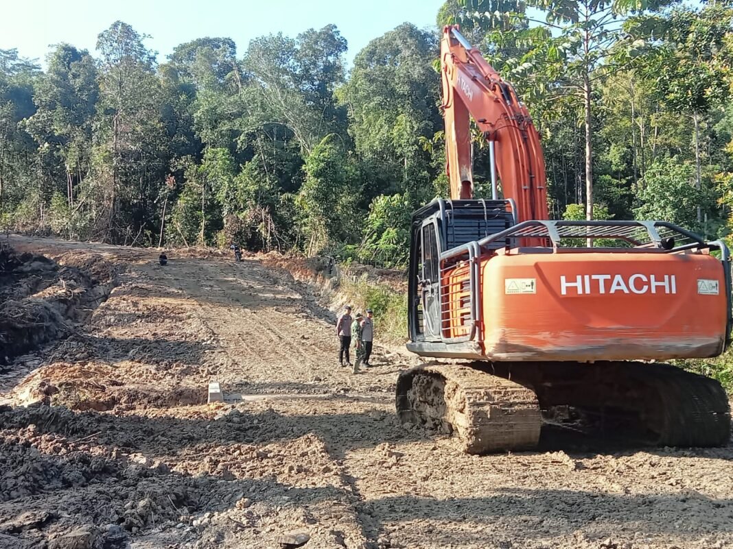 Mesin Baja Satgas TMMD Mengukir Jalan Penghubung Desa