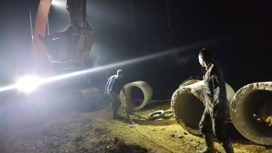 Gorong-Gorong Jalur Jalan TMMD Dipasang Dengan Kerja Sama Solid
