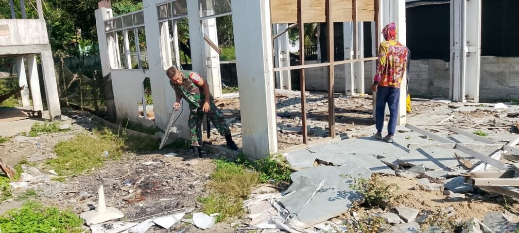 Gotong Royong Warga dan Babinsa Warnai Pembongkaran Rumah di Lhok Guci